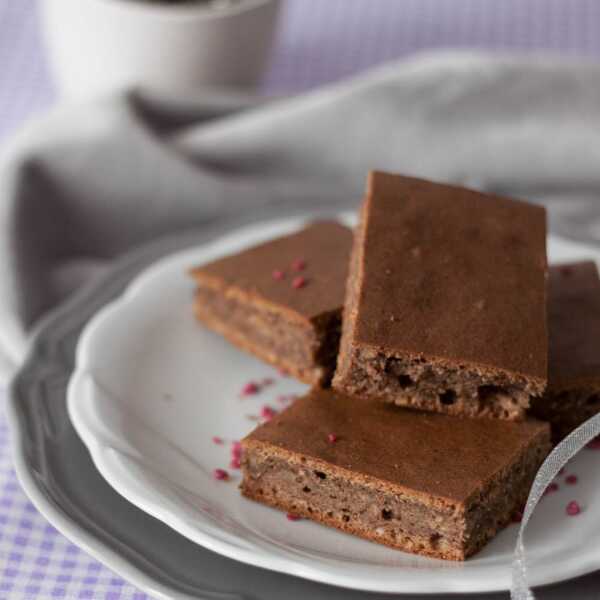 Brownie budyniowe z orzechami i karobem na białkach (bez cukru)