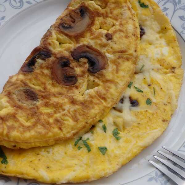 Omlet z pieczarkami i żółtym serem