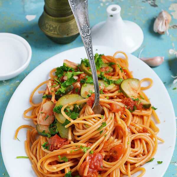 Spaghetti w pomidorach z cukinią