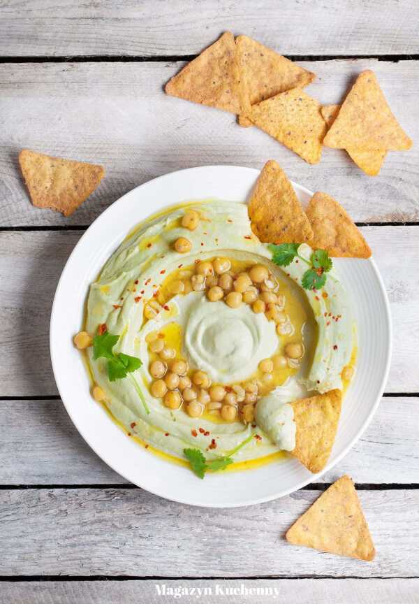 Hummus z awokado, ciecierzycą i nachos