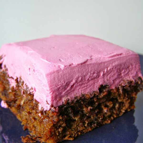 Pełnoziarniste buraczkowe ciasto z różową gładzią