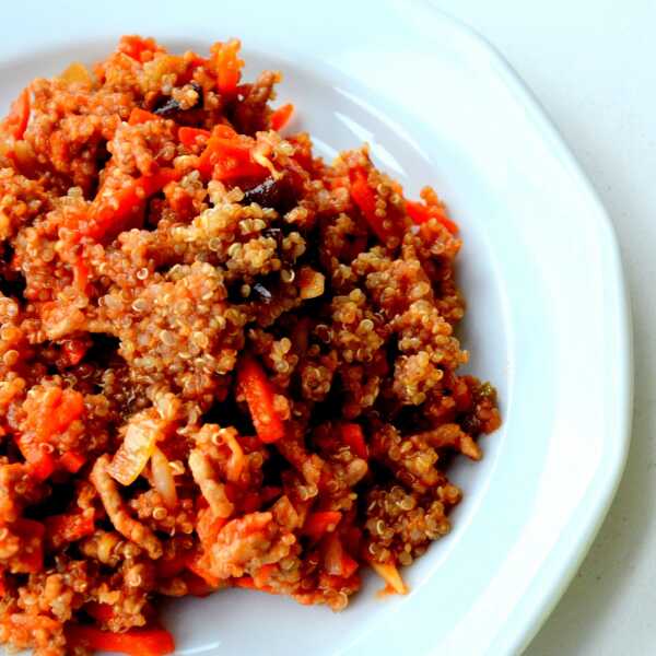 Komosa ryżowa z mięsem mielonymi i warzywami w sosie pomidorowym