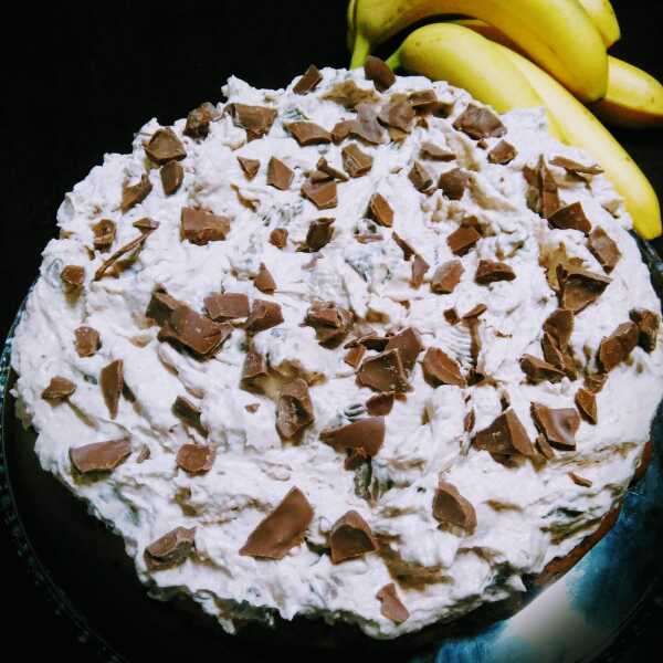 Ciasto czekoladowe z drobinkami czekolady na kremówce, z kremem bananowym