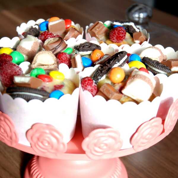 Kolorowe Muffiny z malinami i białą czekoladą