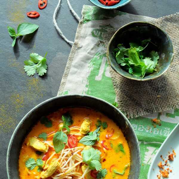 Tajska zupa curry z kurczakiem i makaronem