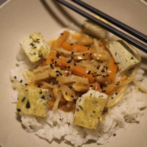 Ryż z tofu w sosie orzechowym