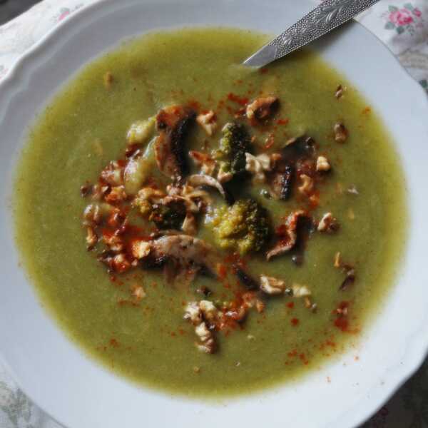 Zupa krm z brokuła podana z duszonymi pieczarkami i prażonymi orzechami włoskimi