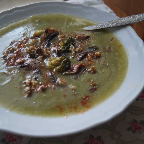Zupa krem z brokuła podana z duszonymi pieczarkami i prażonymi orzechami włoskimi