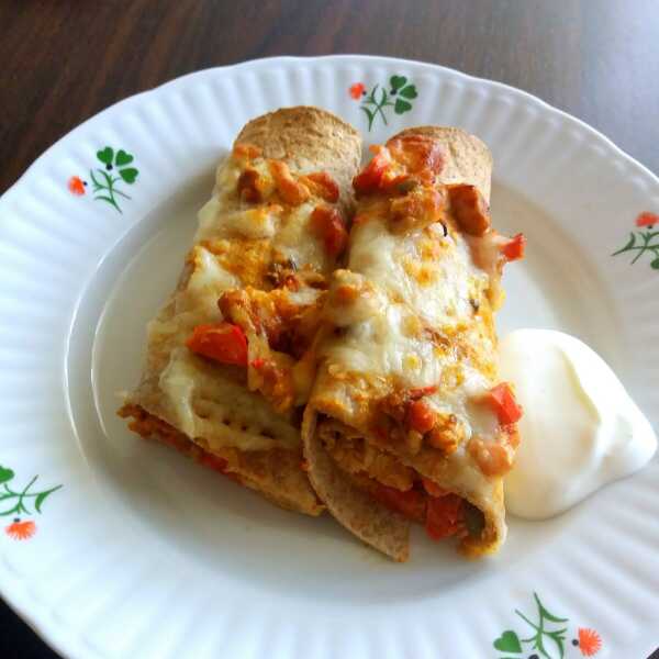 Zapiekane burrito z kurczakiem i warzywami