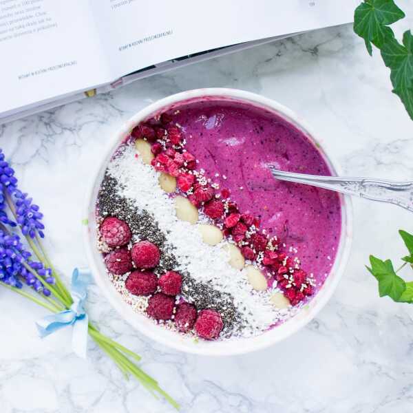 Berry smoothie bowl - piękne i zdrowe śniadanie. 