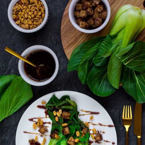 Kapusta pak choi z marynowanym tofu, fistaszkami i sosem kabayaki