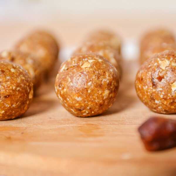 Orzechowe kulki owsiano-daktylowe {video przepis} // oat cashew butter and date energy balls {video recipe}