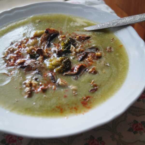 Zupa krem z brokuła podana z duszonymi pieczarkami i prażonymi orzechami włoskimi