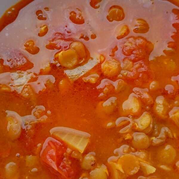 Przepis na zupę z soczewicy i pomidorów