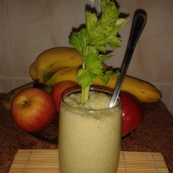 Smoothie: kasza jaglana, jabłko, banan, seler naciowy