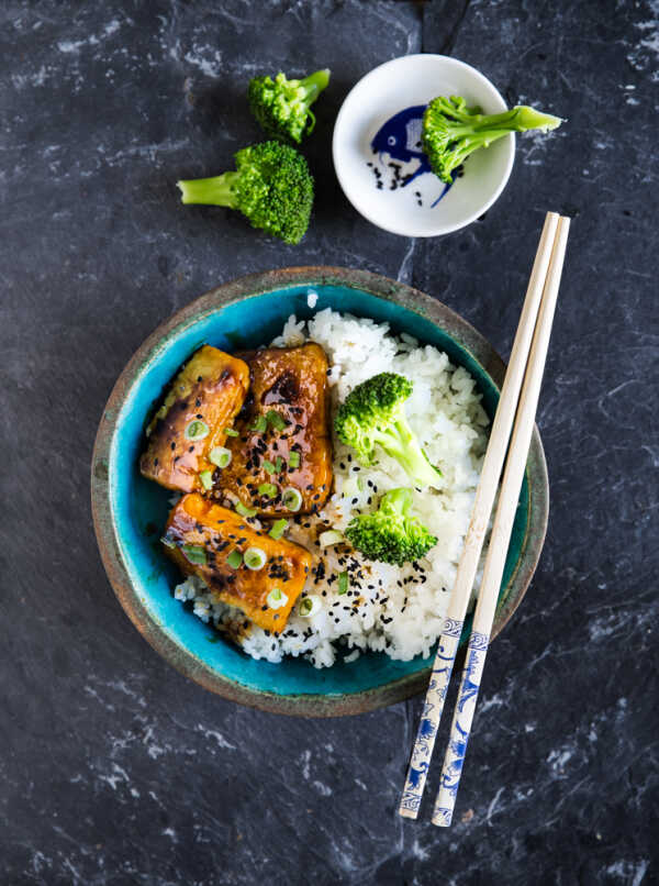 Tofu teriyaki z ryżem i brokułami