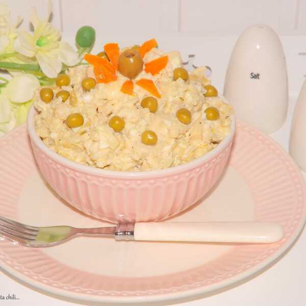 Sałatka ryżowa z kurczakiem, jajkami i serem Korycińskim.