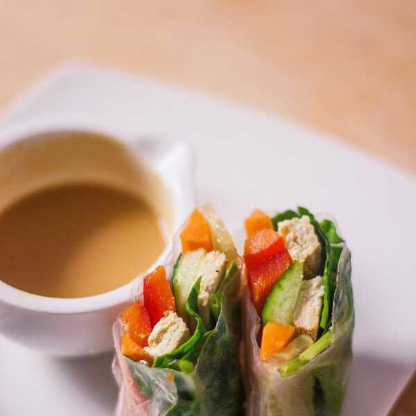 Lekkie spring rolls'y z sosem orzechowym