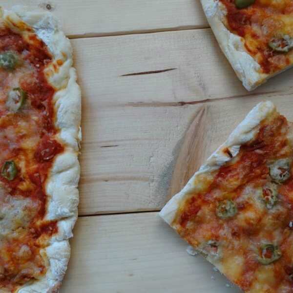 Szybka pizza z oliwkami