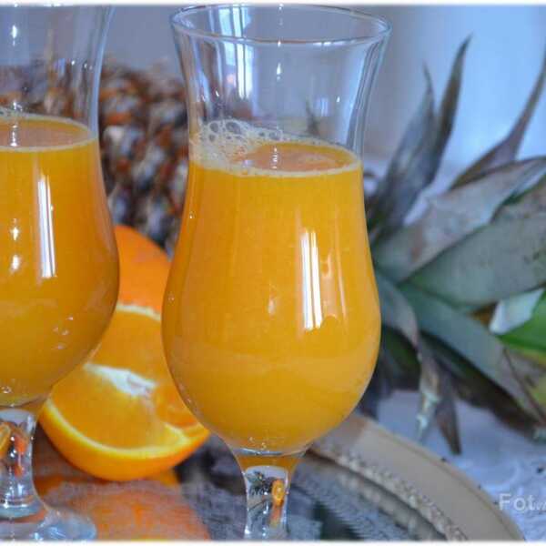 Egzotyczny sok z ananasa, mango i słodkiej pomarańczy