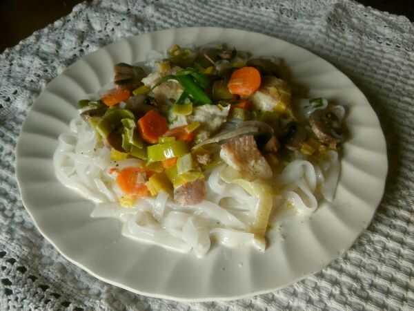 Makaron ryżowy z rybą i warzywami
