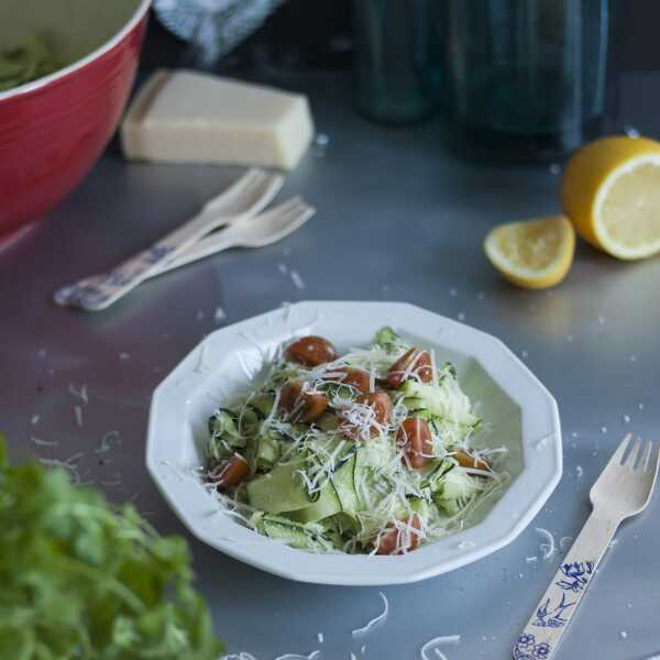 Spaghetti z cukinii z kolendrowym pesto 