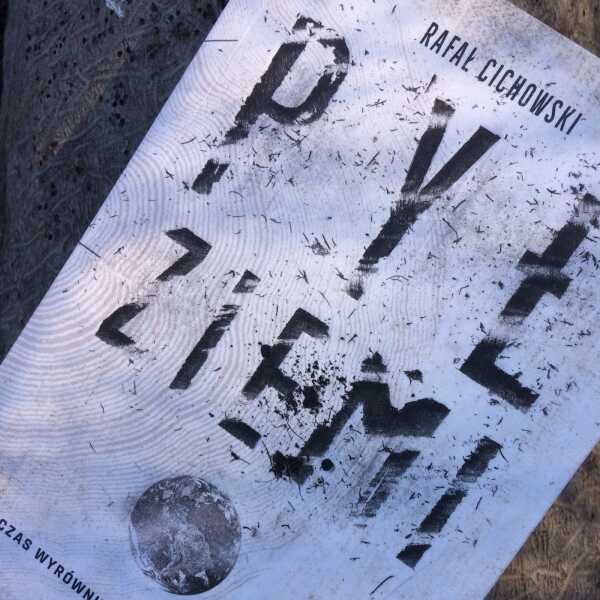 'Pył Ziemi' - recenzja książki