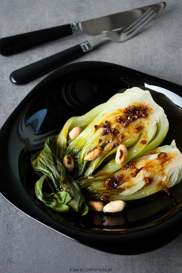 Pak choi z fistaszkami i sosem teriyaki