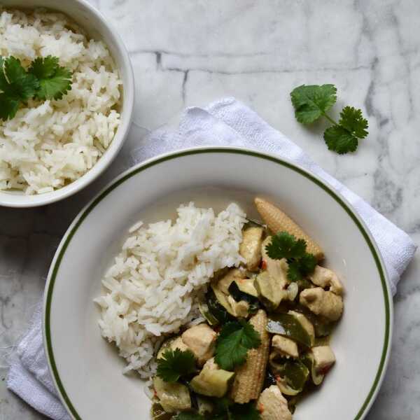 Tajskie zielone curry z kurczakiem, cukinią i zieloną papryką