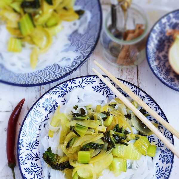 Makaron ryżowy z pak choi 