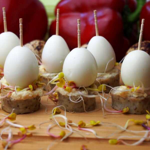 Koreczki z białą kiełbasą, chrzanem i przepiórczym jajkiem 