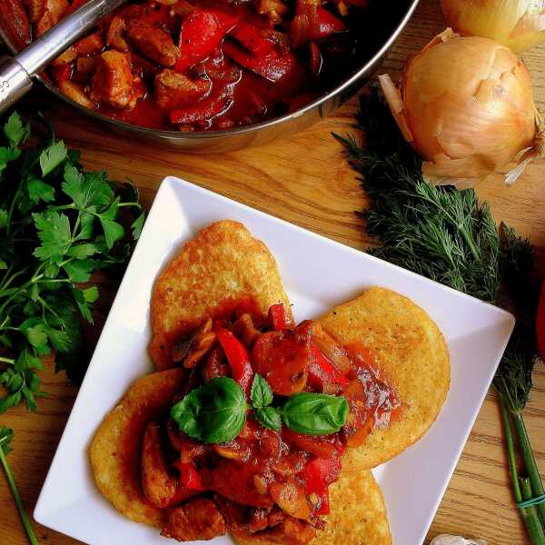 Placki po węgiersku z kurczakiem / Potato Pancakes with Chicken Goulash