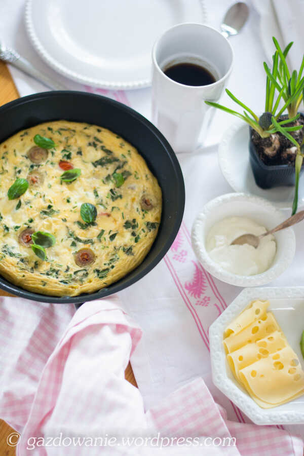 Z cyklu: leniwe weekendowe śniadania. Zapiekany omlet à la caprese
