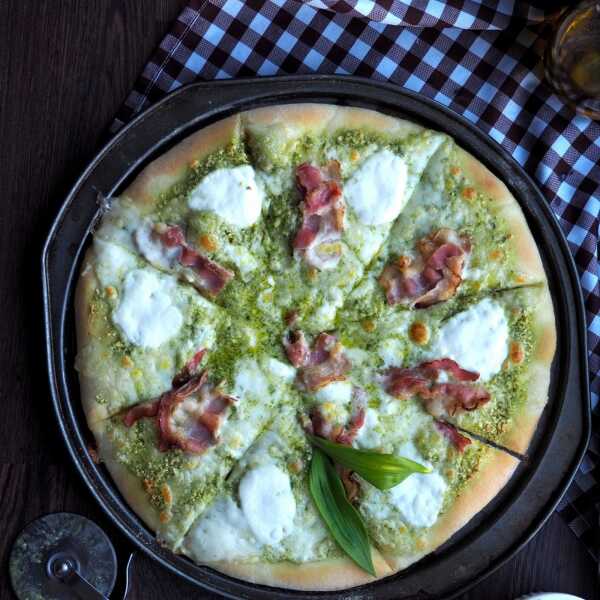 Zielona pizza z pesto i boczkiem