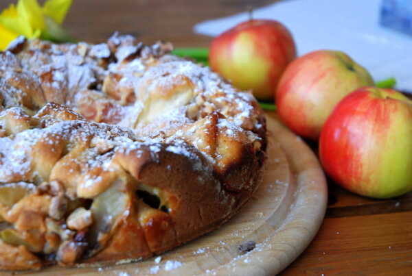 Ciasto drożdżowe zawijane z jabłkami, orzechami i cynamonem