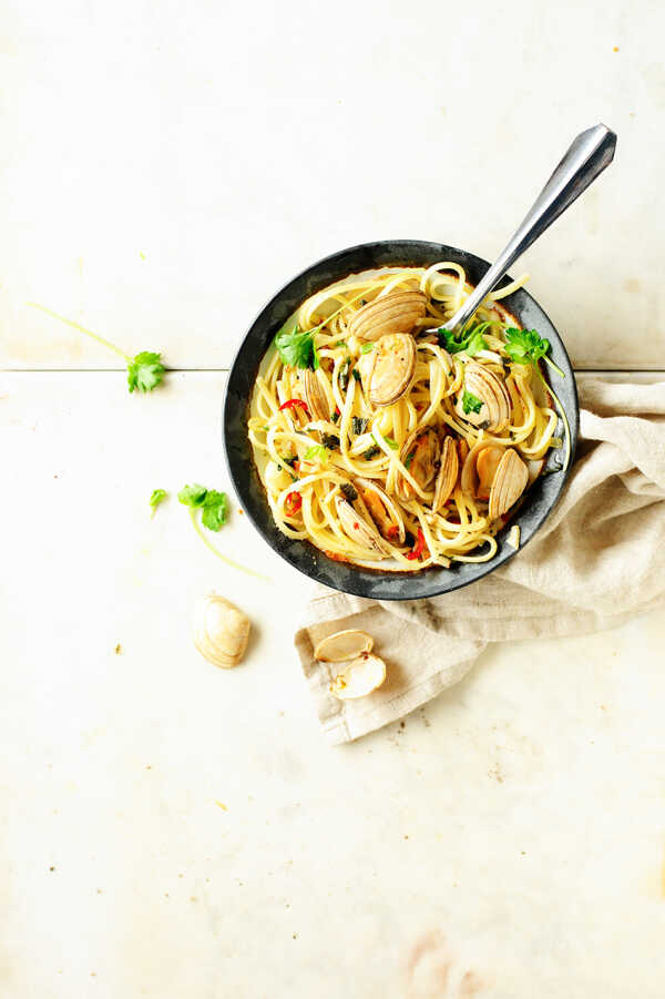 Spaghetti alle vongole w maślanym sosie z szałwią