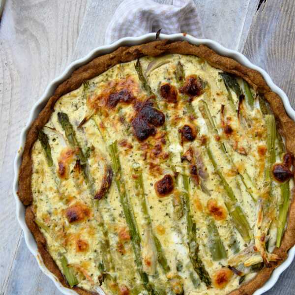 Tarta ze szparagami, szalotką i parmezanem na gryczano- żytnim kruchym cieście 