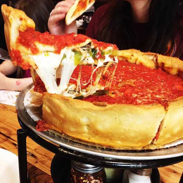 Koszmar dietetyka, raj głodomora - deep dish pizza 