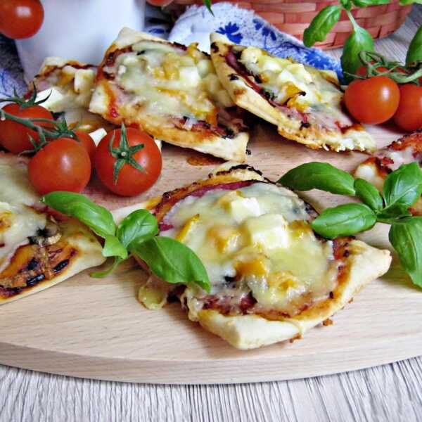 Mini pizze z salami i żółtą papryką