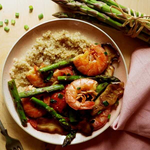 Quinoa z krewetkami, zielonymi szparagami i boczniakami królewskimi