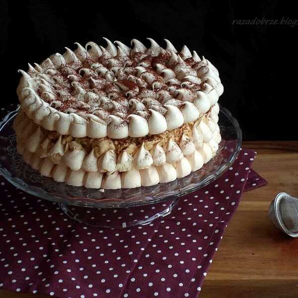 Mrożony tort tiramisu na rozpoczęcie wiosny