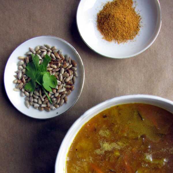 Ogórkowa ze słonecznikiem i curry 