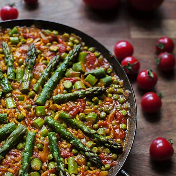 Paella ze szparagami, pomidorami i groszkiem zielonym