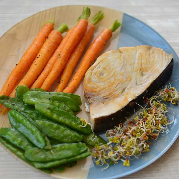 Stek z miecznika z karmelizowanymi warzywami