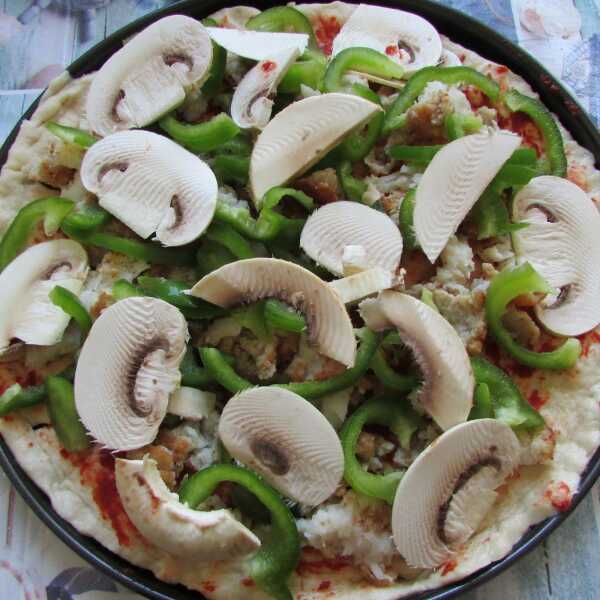 Pizza z kurczakiem i warzywami