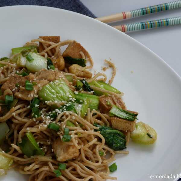 Chiński makaron z pak choi, tofu i orzechami nerkowca