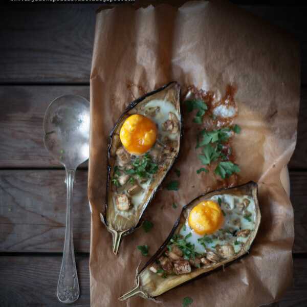 Bakłażan i jajo. Czyli jajko sadzone zapiekane w bakłażanie (Sunny-side up egg in aubergine) 