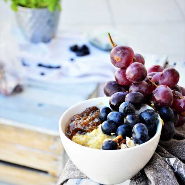 Komosanka z rabarbarem, borówką, winogronem i orzechami laskowymi 