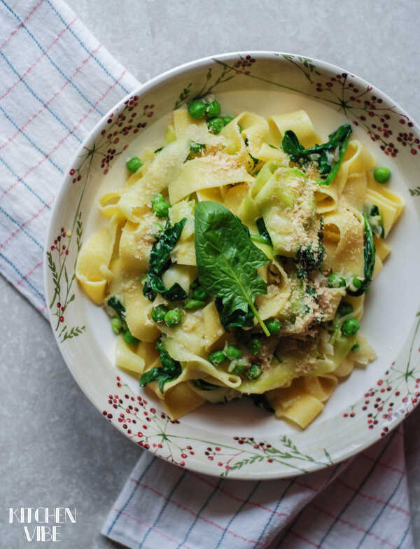 ZIELONE TAGLIATELLE Z PŁATKAMI DROŻDŻOWYMI