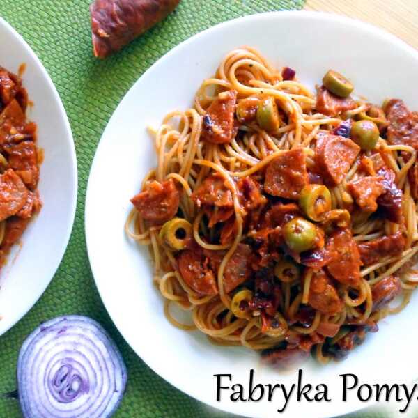 Spaghetti z chorizo w sosie pomidorowym